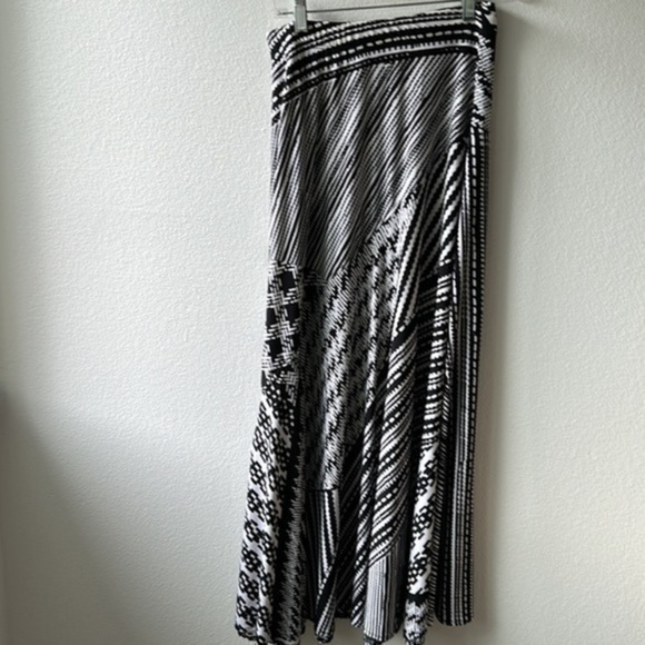 Chico's Dresses & Skirts - Chicos skirt size 0 or size small black and white patterned